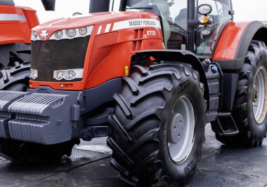Kaunas, Litvanya - 23 Mart 2024: Meydanda duran ağır kırmızı Massey Ferguson traktörü.