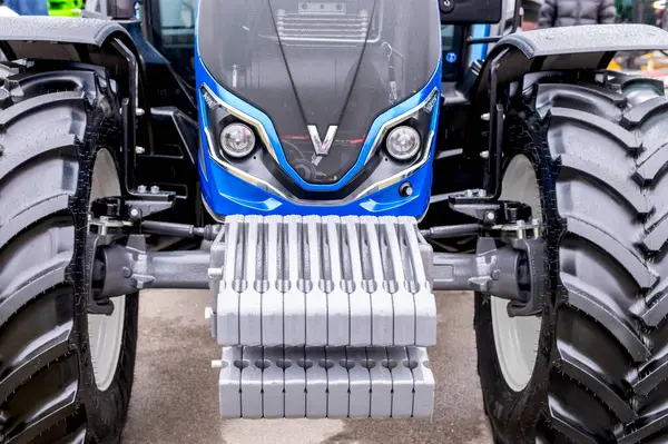 Fotografía Detallada Que Muestra Moderno Tractor Valtra Azul Agrícola Centrado Imágenes de stock libres de derechos