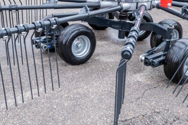 Metal dişlere ve lastik izlerine odaklanan tarımsal makinelere yakından bak