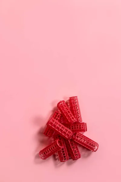 Een Stapel Van Roze Krulspelden Roze Achtergrond — Stockfoto