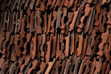 Eski çatı kiremitleri dikey olarak istiflenmiş