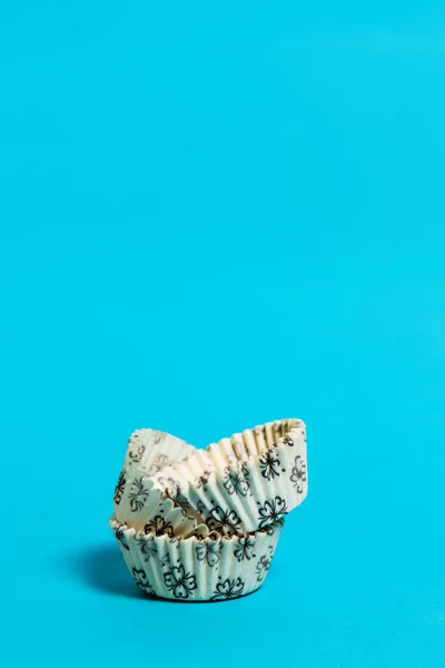 Mavi Arka Planda Saklı Çiçekli Beyaz Şeker Bardakları Yığını — Stok fotoğraf