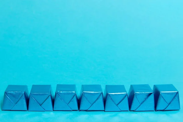 Mavi Arka Planda Mavi Bir Ambalajda Çikolata Şekeri — Stok fotoğraf