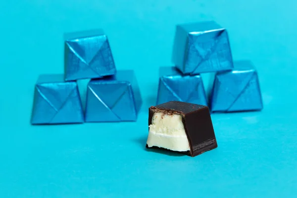 Sötét Csokoládé Mentacukor Kék Háttér — Stock Fotó