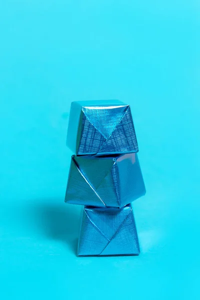 Mavi Arka Planda Mavi Bir Ambalajda Çikolata Yığını — Stok fotoğraf