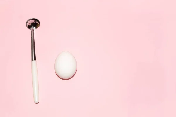 Mini Chochla Białe Jajko Różowym Tle — Zdjęcie stockowe