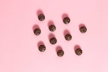 Pembe arka planda sert kahve şekeri