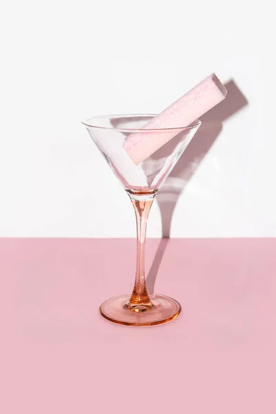 Розовая Губка Бокале Мартини Розовом Белом Фоне — стоковое фото
