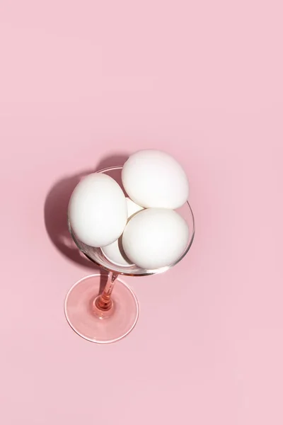 Białe Jajka Szklance Martini Różowym Tle — Zdjęcie stockowe
