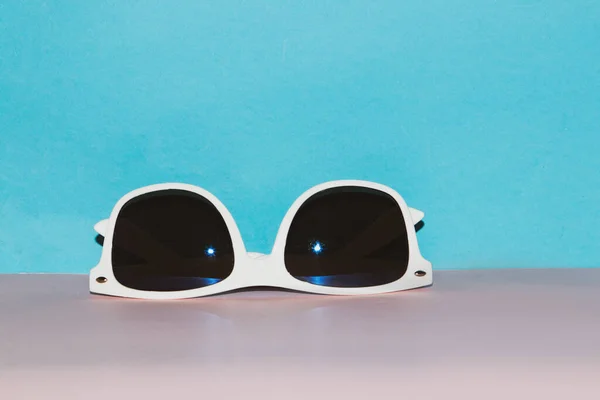Witte Zonnebril Roze Blauwe Achtergrond — Stockfoto