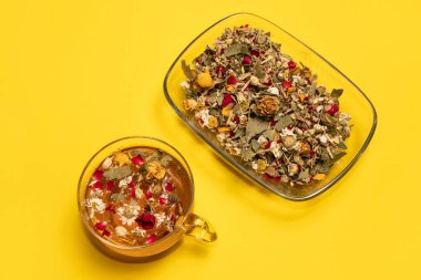 Sarı arka planda bitki ve çiçek çayı.