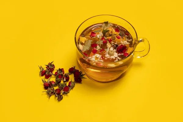 Herbata Kwiatowa Szklanym Kubku Małe Czerwone Róże Kształcie Serca Żółtym — Zdjęcie stockowe