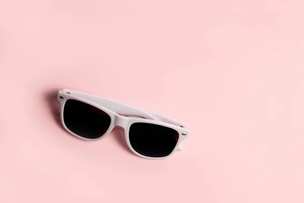 Óculos Sol Brancos Sobre Fundo Rosa — Fotografia de Stock