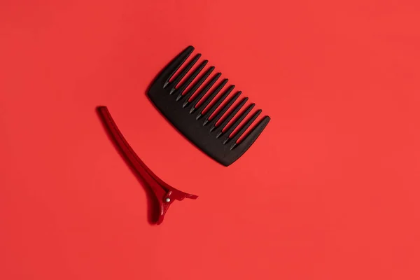 Klip Vlasy Hřeben Červeném Pozadí — Stock fotografie