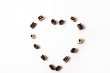 Kalp şeklinde kahverengi ve beyaz meyan kökü şekeri.