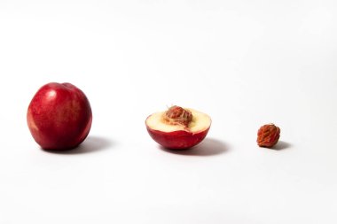 Şeftali nektarinin yarısı dilimlenmiş ve çukur.