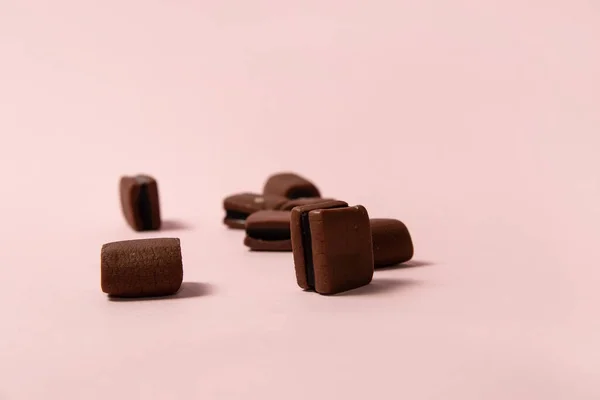 Csokis Édesgyökér Cukorka Rózsaszín Háttérrel Sekély Dof — Stock Fotó