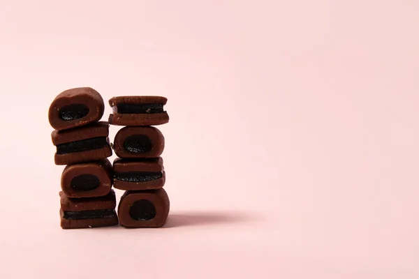 Pembe Arka Planda Çikolatalı Meyan Kökü Şekeri — Stok fotoğraf