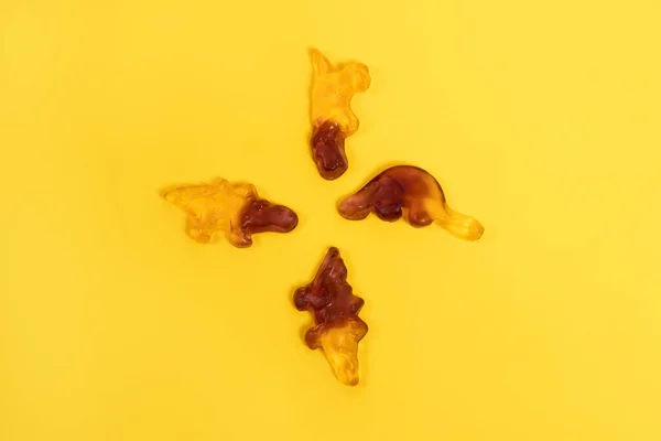 Dos Caramelos Gomosos Color Sobre Fondo Amarillo — Foto de Stock