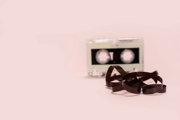분홍색 배경에 테이프를 오디오 카세트 — 스톡 사진