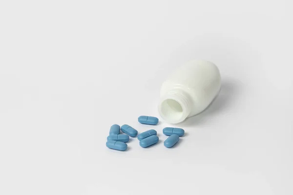 Niebieskie Tabletki Białej Butelce Białym Tle — Zdjęcie stockowe