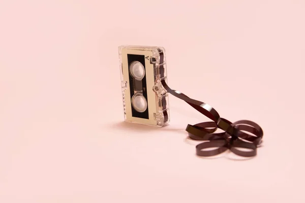 Cassette Audio Con Cinta Extraída Sobre Fondo Rosa — Foto de Stock