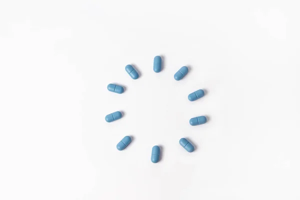 Niebieskie Tabletki Posortowane Kole Białym Tle — Zdjęcie stockowe