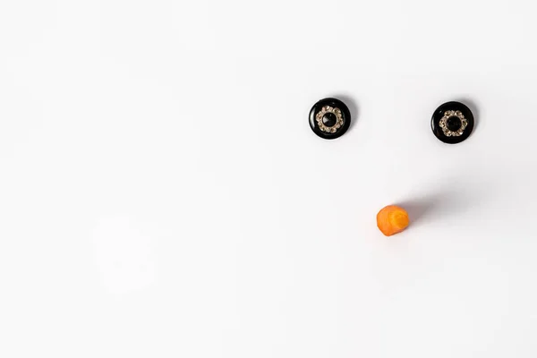 Düğmelerden Yapılmış Kardan Adamın Yüzü Beyaz Arka Planda Bir Havuç — Stok fotoğraf