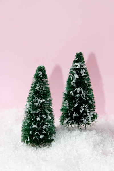 Árboles Navidad Nieve Con Fondo Rosa Concepto Mínimo Vacaciones —  Fotos de Stock