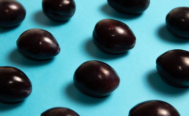 Mavi zemin üzerinde taze erikler