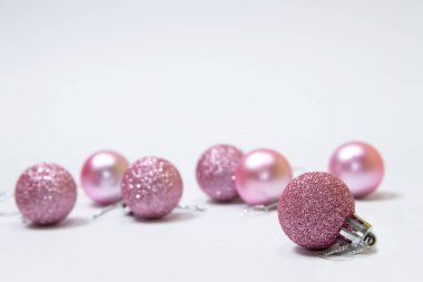 Beyaz arkaplanda pembe Noel ağacı süsleri