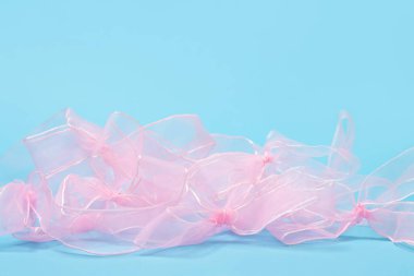 Pembe fiyonklar mavi arkaplanda