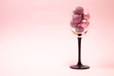 Asma bardakta pembe Noel ağacı topları