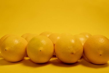 Sarı arka planda sarı limonlar