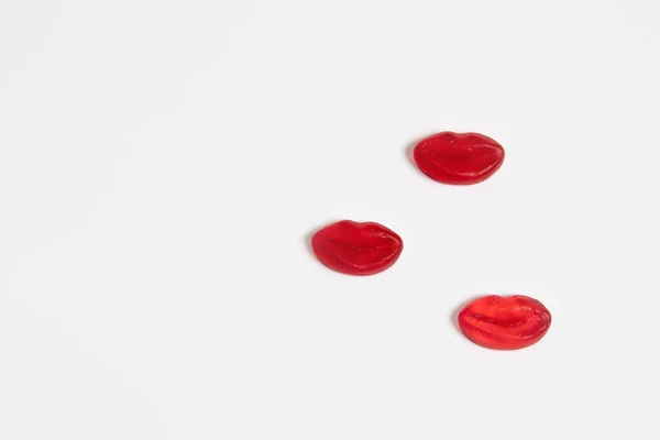 Три Красных Мармеладных Конфетки Губы Белом Фоне — стоковое фото