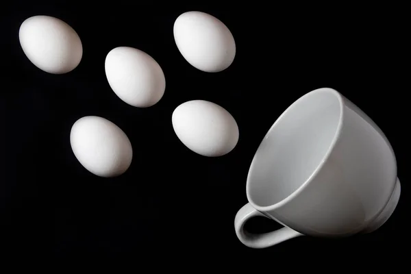 Białe Jaja Kurze Duży Biały Kubek Czarnym Tle — Zdjęcie stockowe