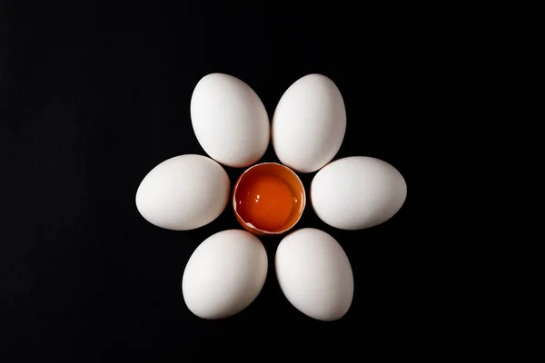 Białe Jaja Kształcie Kwiatu Czarnym Tle — Zdjęcie stockowe