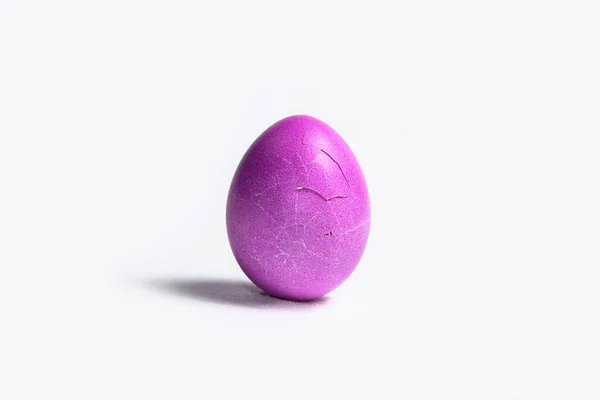 Разбитое Розовое Пасхальное Яйцо Белом Фоне — стоковое фото