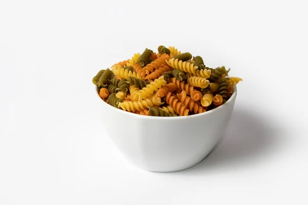 Tricolor Fusilli Pasta Een Witte Schaal Witte Achtergrond — Stockfoto