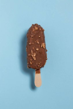 Dondurma ile kaplı çikolata ve badem mavi arka planda