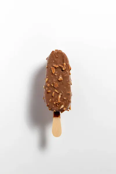 Мороженое Шоколадом Миндалем Белом Фоне — стоковое фото