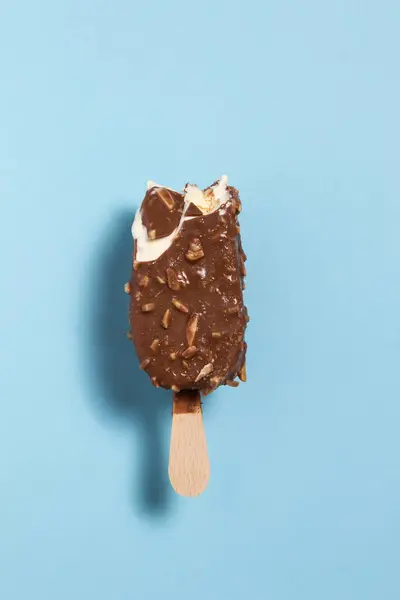 Укушенное Мороженое Шоколадом Миндалем Синем Фоне — стоковое фото