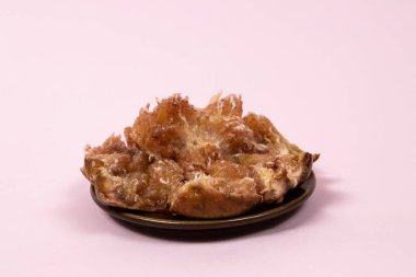 Pembe arka planda olgun incirler