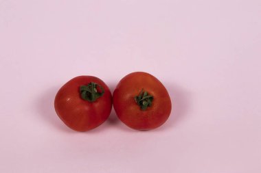 pembe bir arka plan üzerinde kırmızı domates 