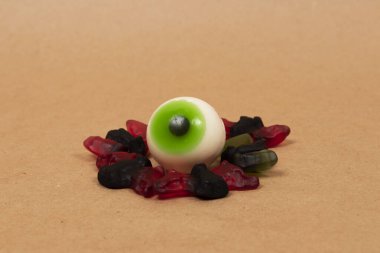 Cadılar Bayramı partisinin şeker süsleme geçmişi. Yeşil şeker göz ve jelibon yarasalar.