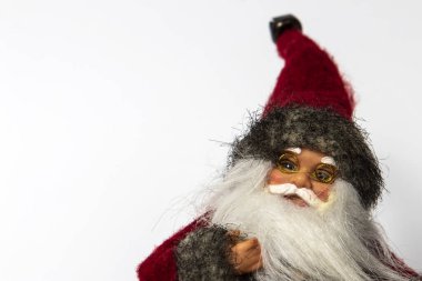 Beyaz arka planda Noel Baba oyuncağı