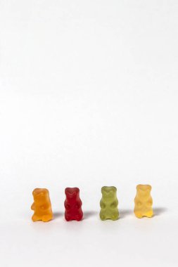 Renkli ayıcık şekeri beyazda izole edilmiş.