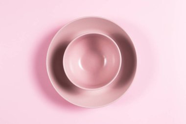 Pastel pembe kase ve pembe arka planda bir tabak.