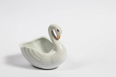 Beyaz arka planda beyaz kuğu şeklinde kase