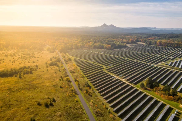 Stort Solkraftverk Eller Solkraftverk Naturlandskap Takk Flysikt Fra Drone – stockfoto